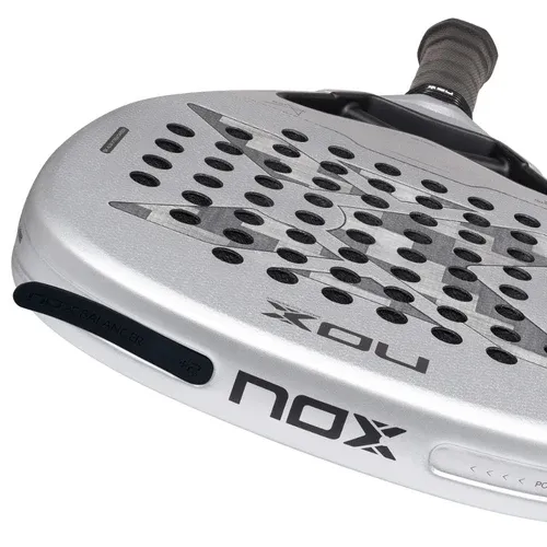 Raquette-de-padel-Nox-Genius-Attack-12K-Alum-XTREM-by-Agust_n-Tapia-2027-Zoom-Cadre.webp