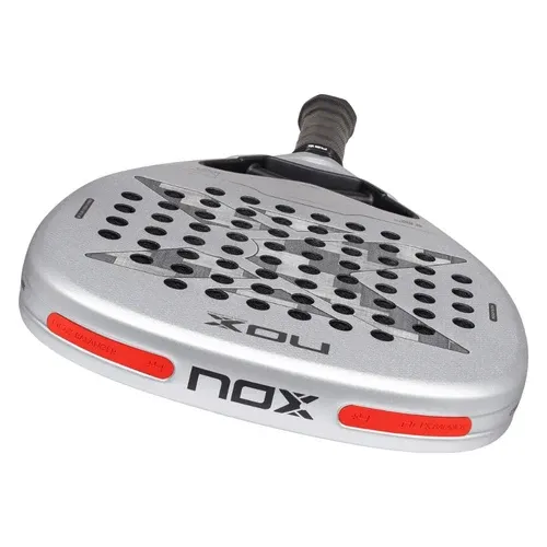 Raquette-de-padel-Nox-Genius-Attack-12K-Alum-XTREM-by-Agust_n-Tapia-2027-Cadre.webp