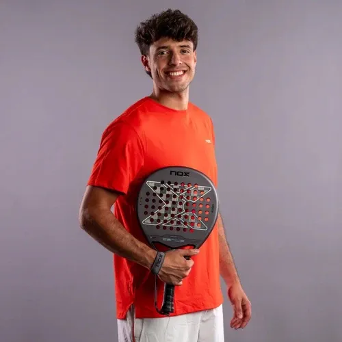 Raquette-de-padel-Nox-Genius-18K-Alum-by-Agust_n-Tapia-2027-Joueur_495ed5da-176c-40a3-9b94-c5c62e2d7b13.webp